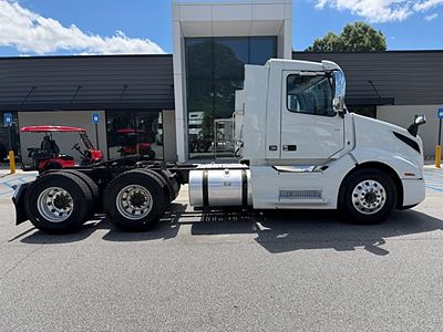 2022 Volvo VNL64T300