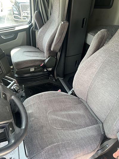 2021 Volvo VNL64T760
