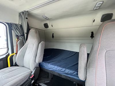 2020 Volvo VNR64T400