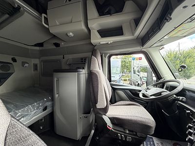 2027 Volvo VNL64T860