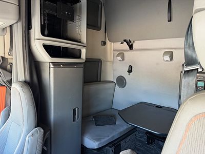 2022 Volvo VNL64T760
