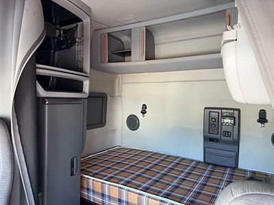 2023 Volvo VNL64T740