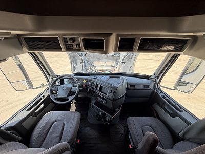 2023 Volvo VNL64T740