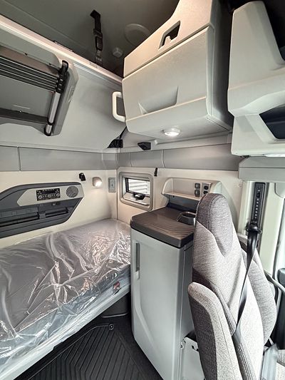 2027 Volvo VNL64T860