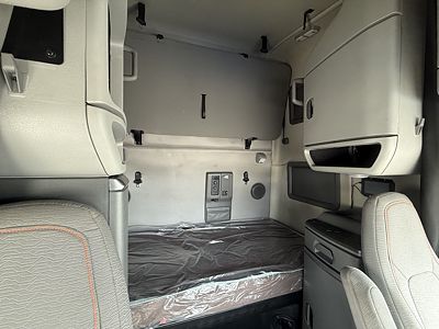 2022 Volvo VNL64T760