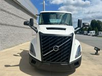 2025 Volvo VNL64T300