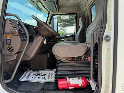 2017 Volvo VNM64T200