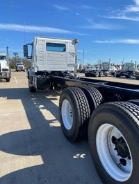 2025 Volvo VHD64B300