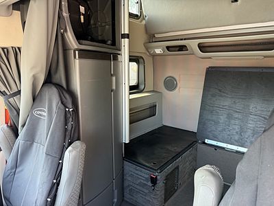 2022 Volvo VNL64T860