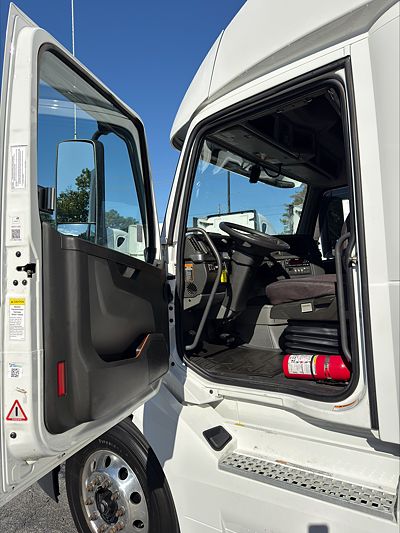 2022 Volvo VNL64T860