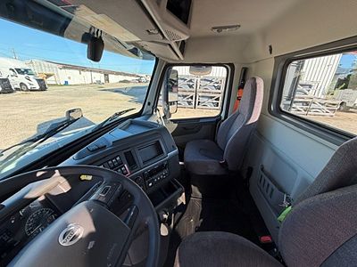 2022 Volvo VNR