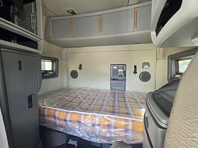 2023 Volvo VNL64T740