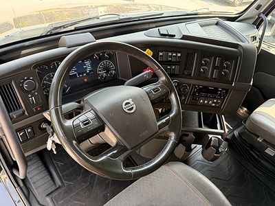 2023 Volvo VNL64T760
