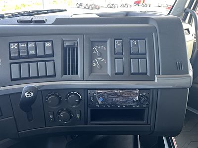 2026 Volvo VHD84B300