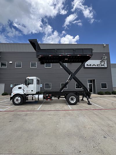 2025 Mack MD642