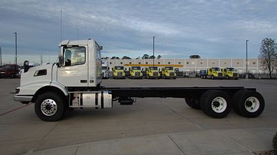 2025 Volvo VHD64B300