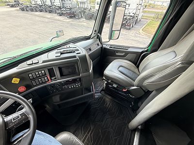 2022 Volvo VNL64T760