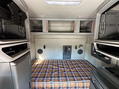 2023 Volvo VNL64T740