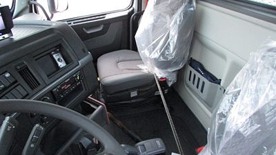 2025 Volvo VHD64B300