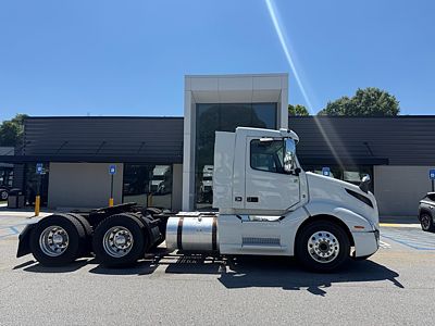 2022 Volvo VNL64T300