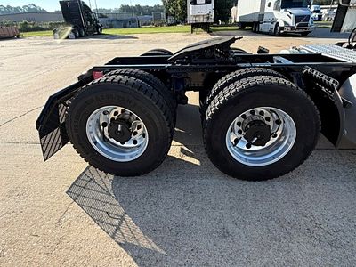 2022 Volvo VNR