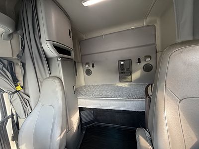 2020 Volvo VNL64T740