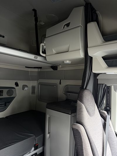 2027 Volvo VNL64T860