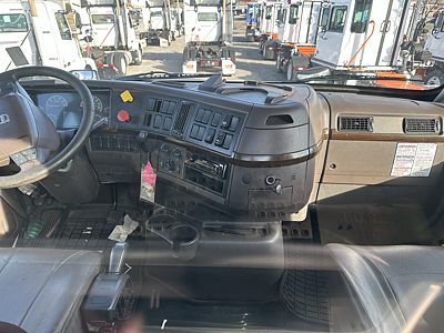 2016 Volvo VNM200