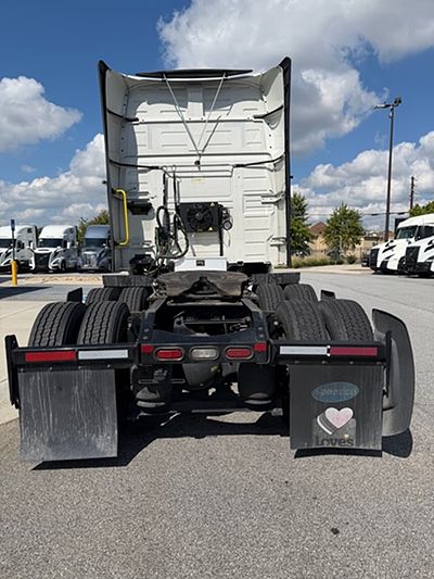 2023 Volvo VNL64T740