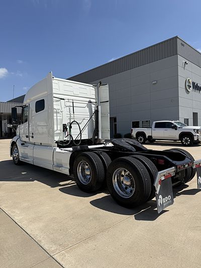 2022 Volvo VNL64T740