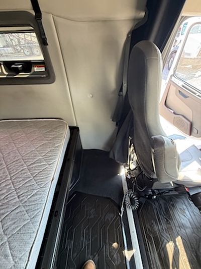 2019 Volvo VNL64T740