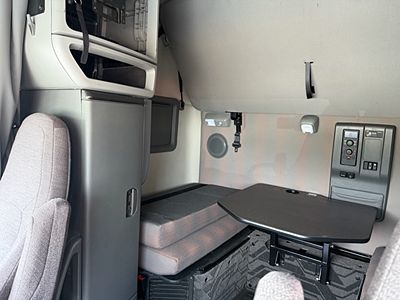 2022 Volvo VNL64T740