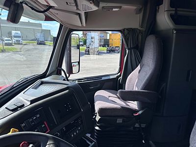 2022 Volvo VNL64T760
