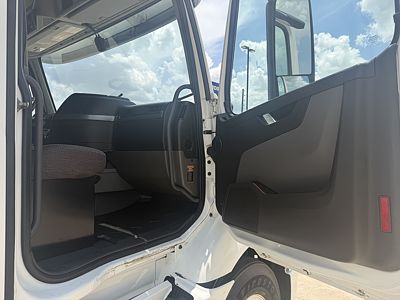 2019 Volvo VNR64T400
