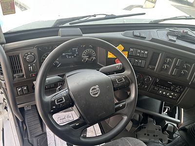 2021 Volvo VNL64T760