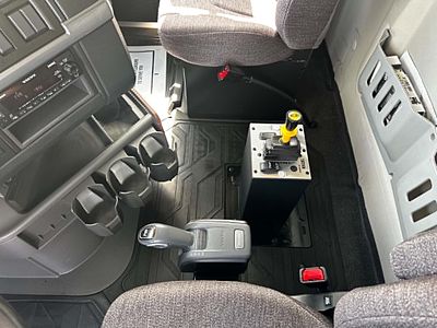 2025 Volvo VHD84B300