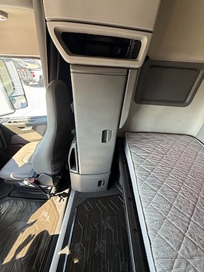 2019 Volvo VNL64T740