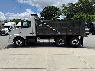 2017 Volvo VNM64T200