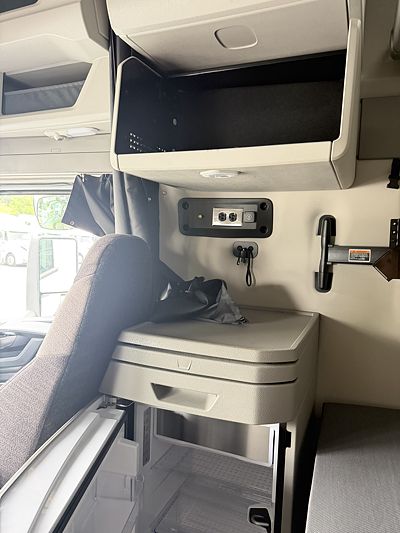 2027 Volvo VNL64T860