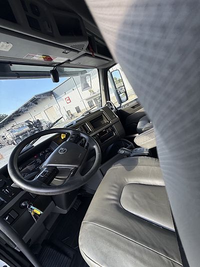 2020 Volvo VNL64T740