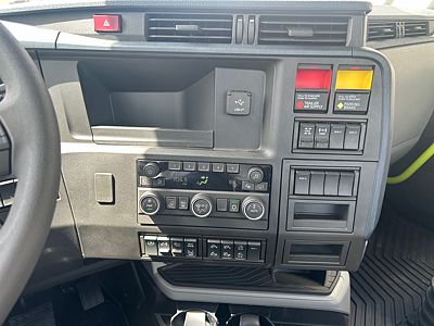 2025 Volvo VNL64T300