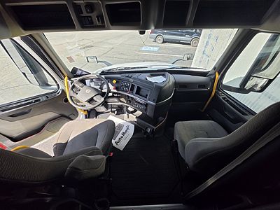 2023 Volvo VNL64T740
