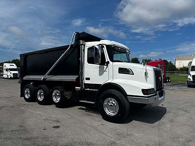 2025 Volvo VHD84B300
