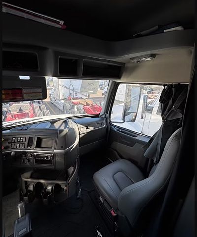 2020 Volvo VNL64T740