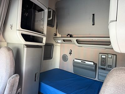 2020 Volvo VNL64T760