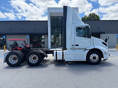 2025 Volvo VNR64T300