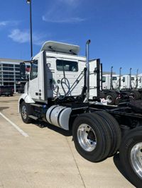 2025 Volvo VNL64T300