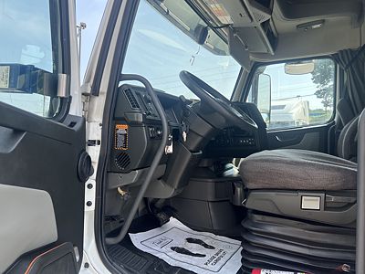 2021 Volvo VNL64T760