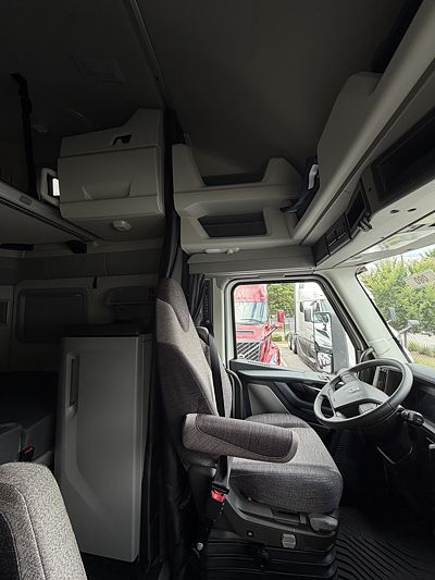 2027 Volvo VNL64T860