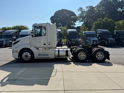 2022 Volvo VNL64T300